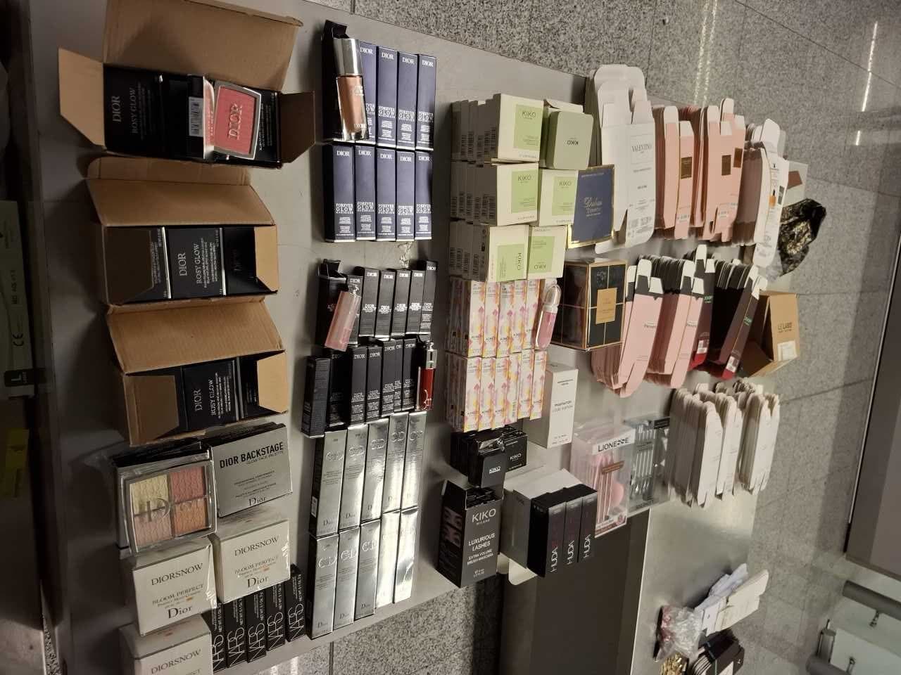 Dogana kap produkte kozmetike të padeklaruara në Aeroportin e Prishtinës, vinin nga Stambolli