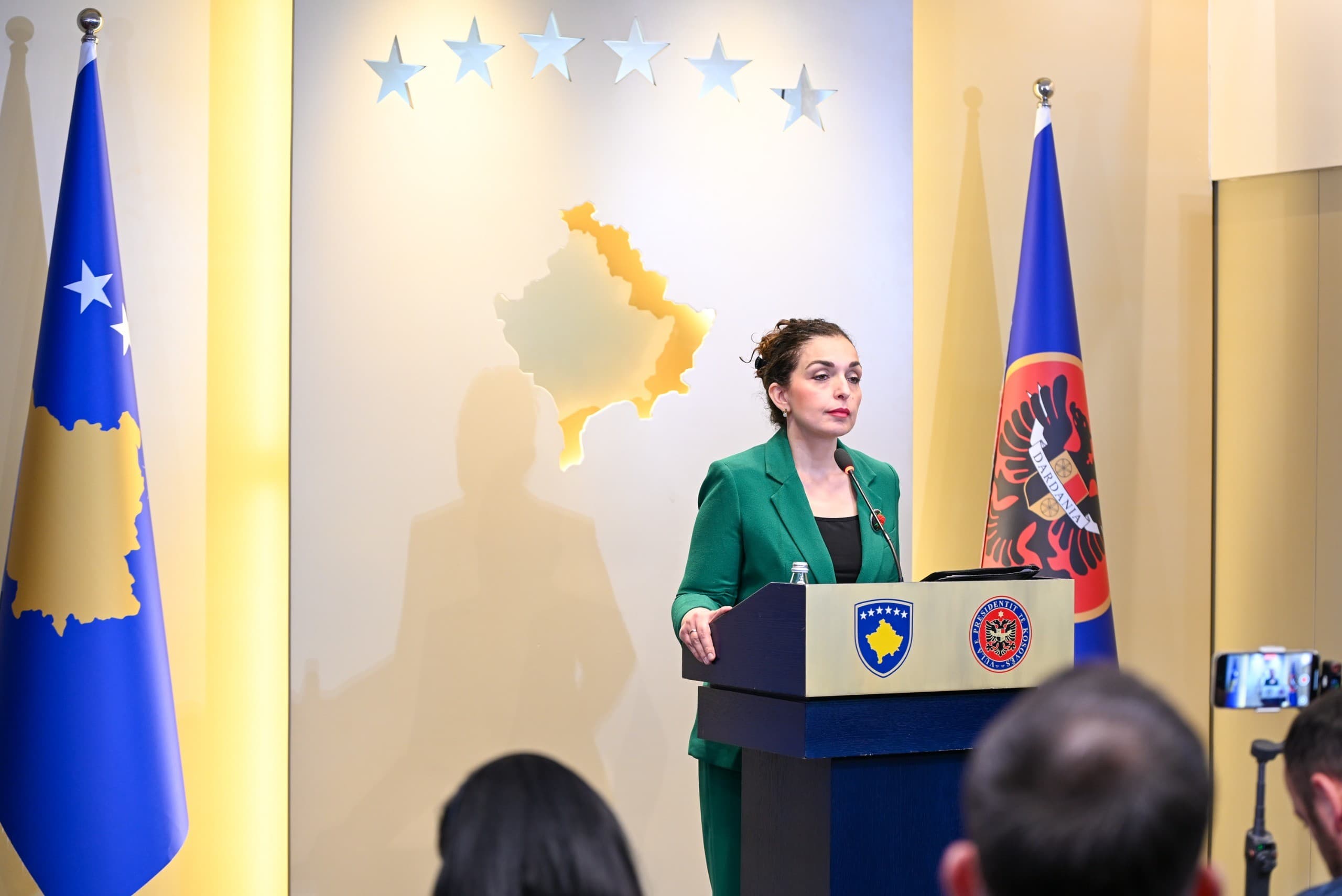 Nga tërheqja nga Kushtetuesja te kritikat për Gjykatën Speciale, krejt çka tha dje Osmani në konferencë për media