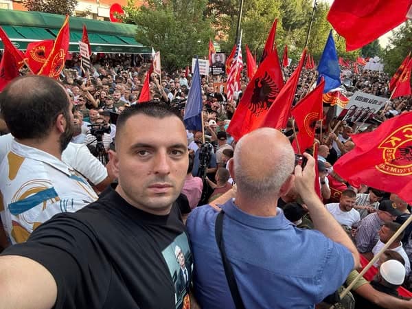 Fahri Fazliu pas protestës: UÇK-ja nuk gjykohet, UÇK-ja nderohet!