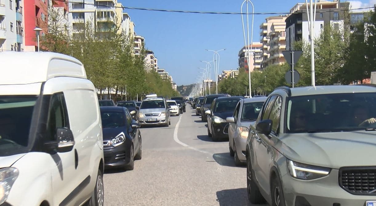 Bllokohet trafiku në Vlorë, problem rruga drejt Spitalit Rajonal