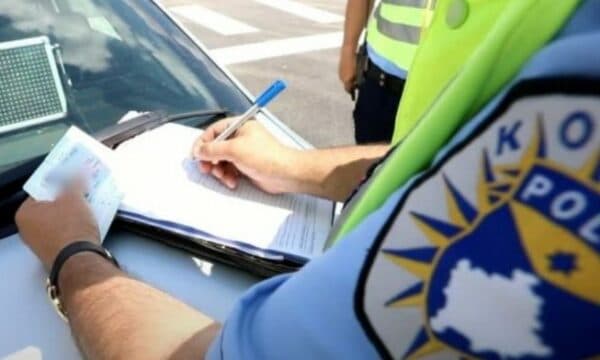 Gjobiten tre shoferë në Ferizaj, u zunë disa herë duke e përdorur telefonin gjatë vozitjes