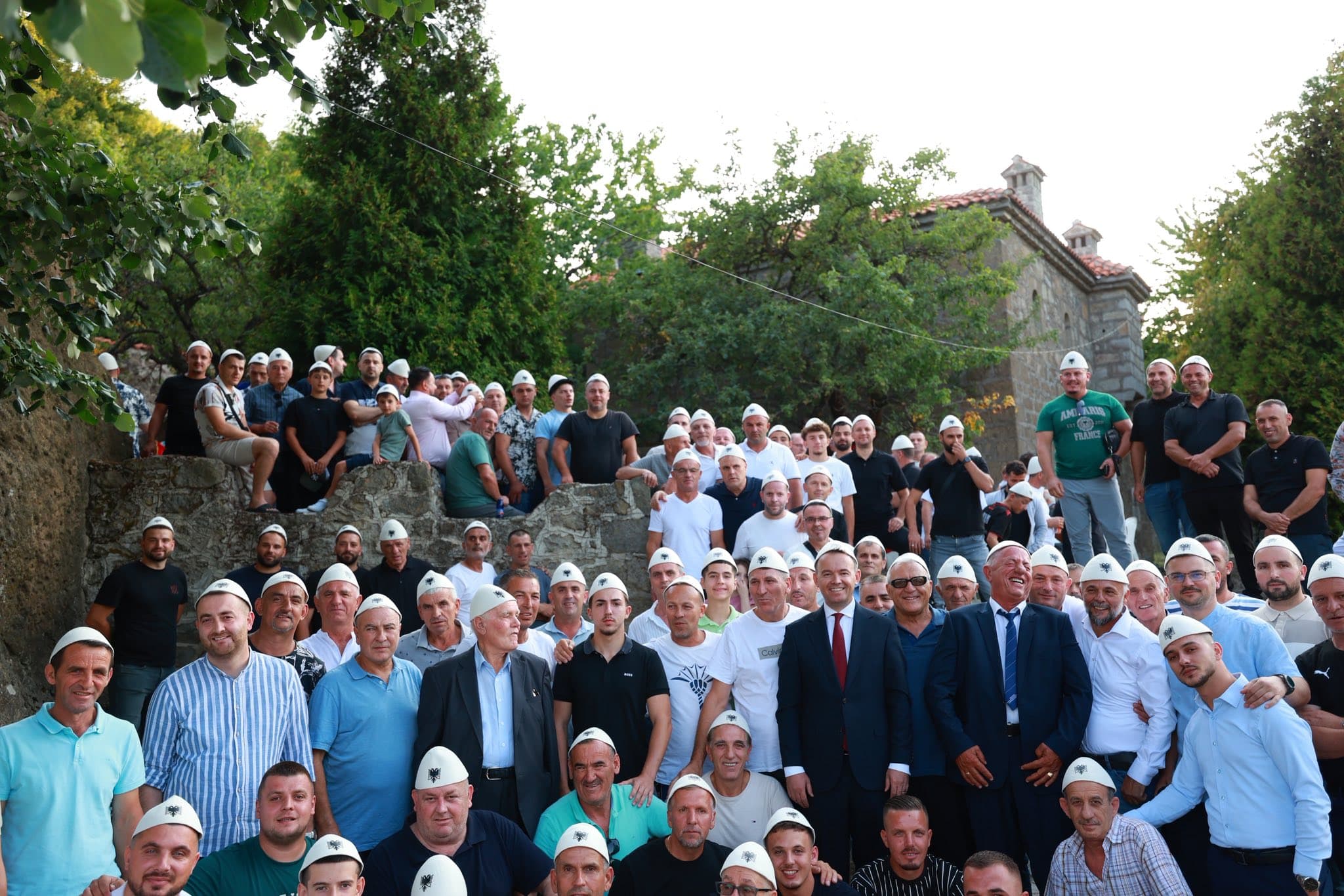 Peci s’ishte në protestë, por në një festë me plisa
