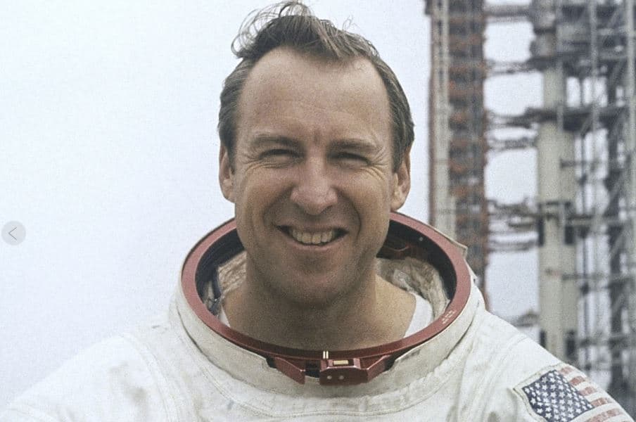 Vdes astronauti James Lovell, udhëhoqi misionin në Hënë të “Apollo 13”