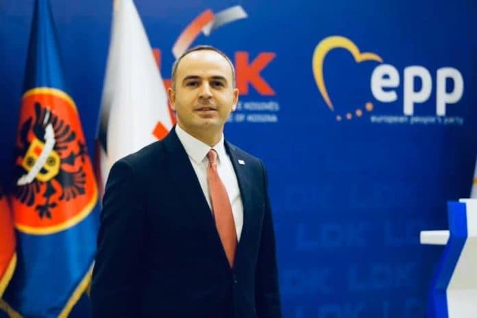 Manaj: Presim që VV t’i kthehet kushtetueshmërisë