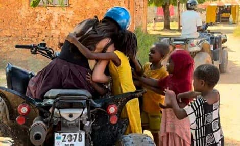 Foto prekëse, këngëtarja kosovare në përqafimin e fëmijëve afrikanë