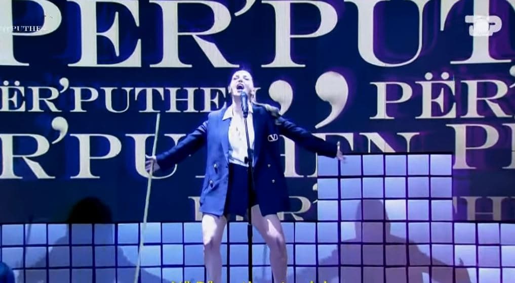 Megi Pojani nis moderimin e “Për’puthen”, kërkon burrë përmes këngës (video)