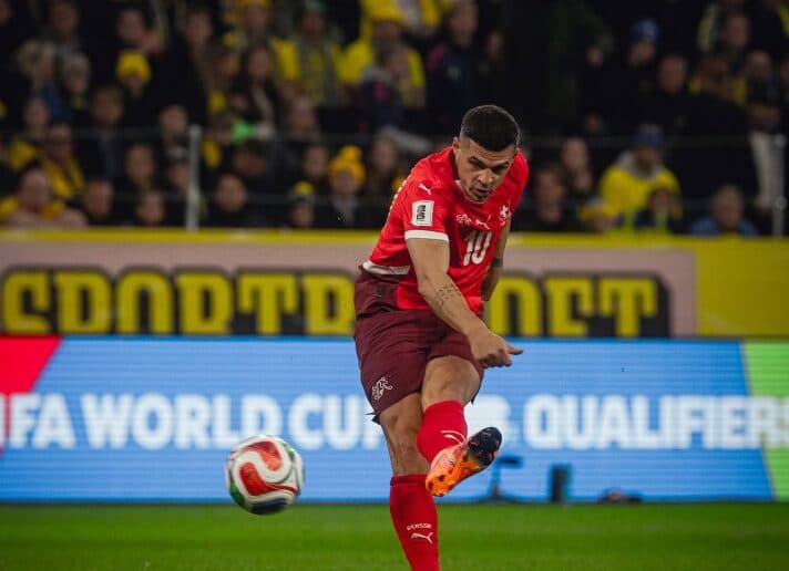 Granit Xhaka i bën ”dhuratë” Kosovës, me golin e tij Zvicrra fiton ndaj Suedisë