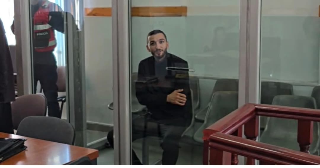 Edhe kjo nodh tek shqiptarët, e vrava babanë duke ngrënë bukë, i riu shqiptar shfaqet në gjyq duke qeshur