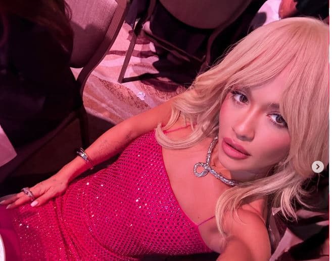 Rita Ora pushton Instagramin, si i kalojë 24 orë në Londër?