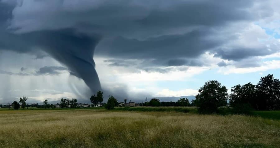 Tornado godet Brazilin jugor, raportohet për të vdekur dhe qindra të lënduar