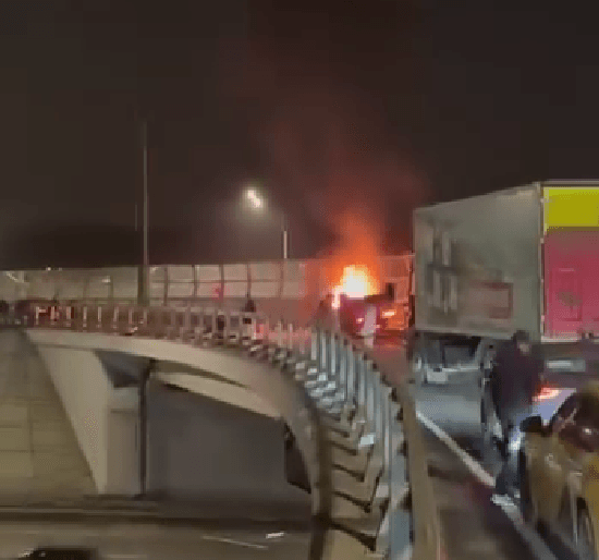 Vdes tragjikisht milioneri rus i kriptovalutave, paratë fluturojnë në rrugë (VIDEO)