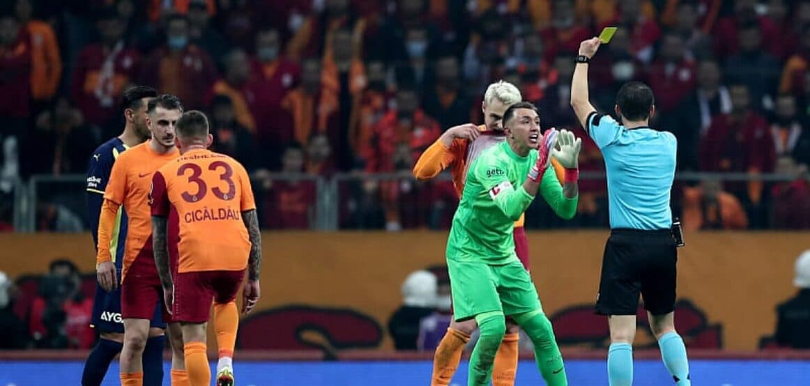 Skandal i madh në Turqi, pezullohen 102 futbollistë