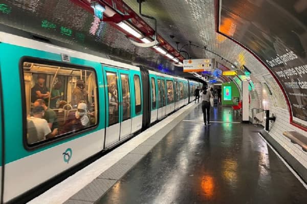 Sulm me thikë në Paris, plagosen tri gra