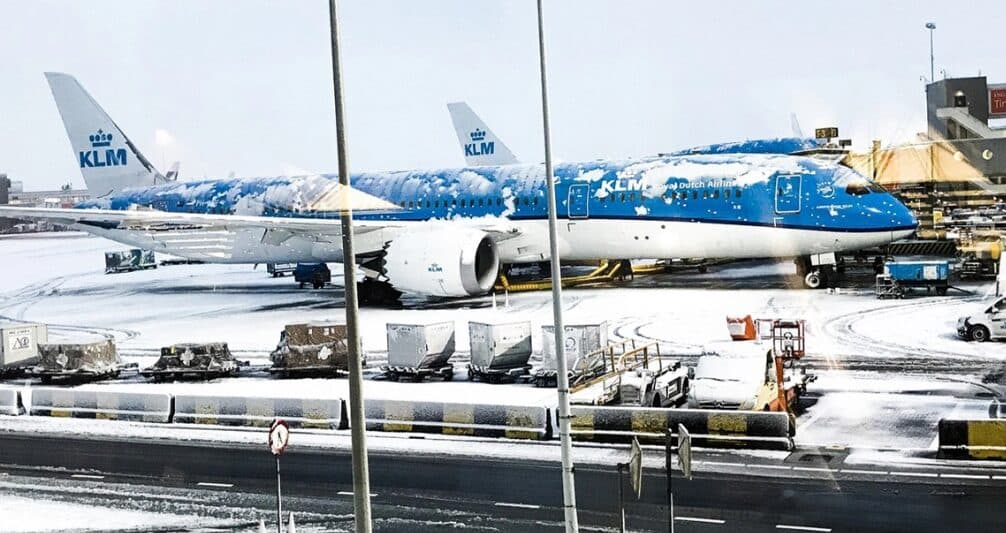 Moti i keq, qindra anulime dhe vonesa fluturimesh në aeroportin e Amsterdamit