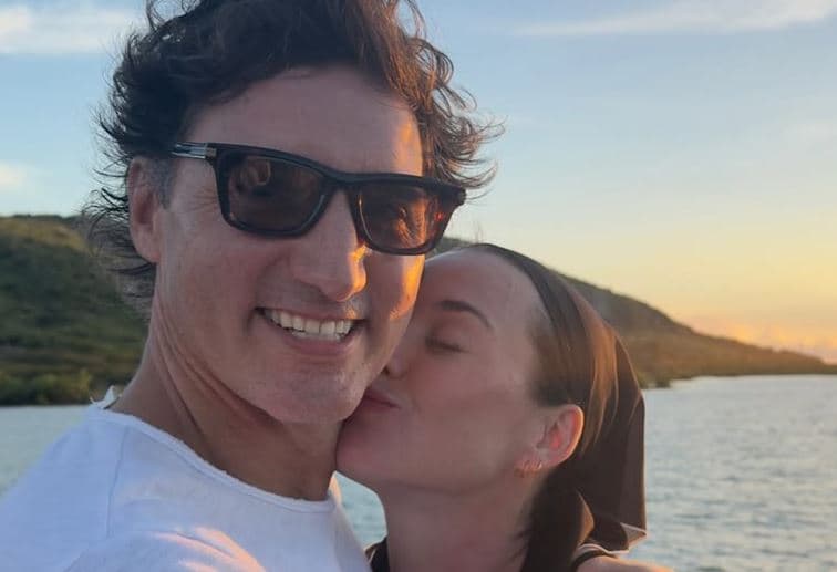 Katy Perry nis vitin në plazh, shkëmben puthje me të dashurin e ri