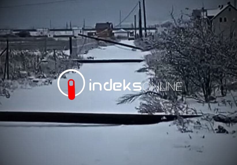 Featured image for Rrëzohen shtyllat elektrike në Bardhosh, bllokojnë rrugën