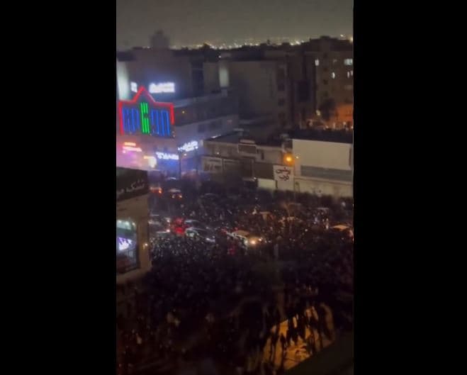 Irani në vemëndjen e mbarë botës, shpërthejnë protestat kundër regjimit! Të përhapura në dhjetëra qytete