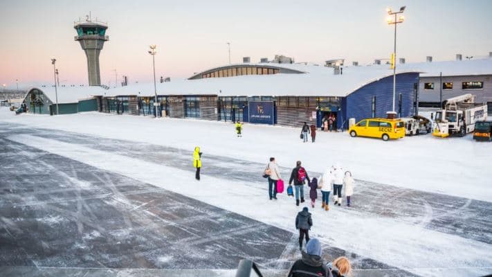 I ftohti ekstrem në Finlandë: Mijëra turistë të bllokuar në aeroportin e Kittilës