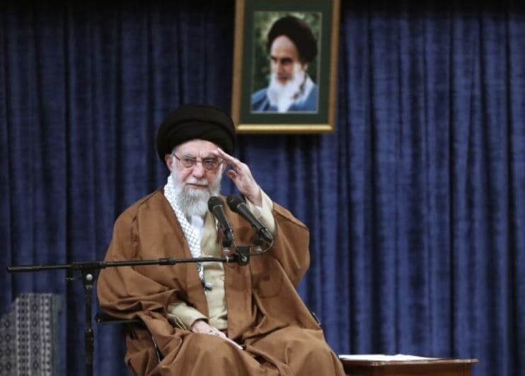 Ajatollah Khamenei: Tubimet e sotme pro-qeveritare paralajmërim për politikanët amerikanë