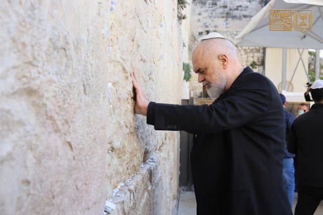 Edi Rama viziton “Murin e lotëve” në Izrael
