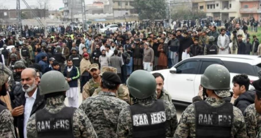 31 të vrarë nga sulmi vetëvrasës në një xhami në Pakistan