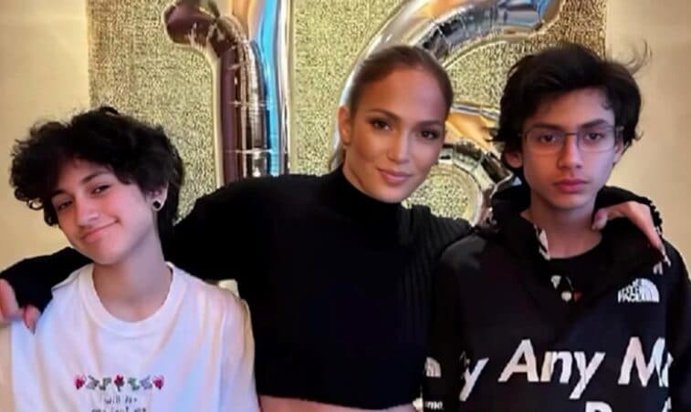 JLo uron fëmijët për ditëlindjen e 18-të: “Gjithmonë ishim vetëm ne të tretë”
