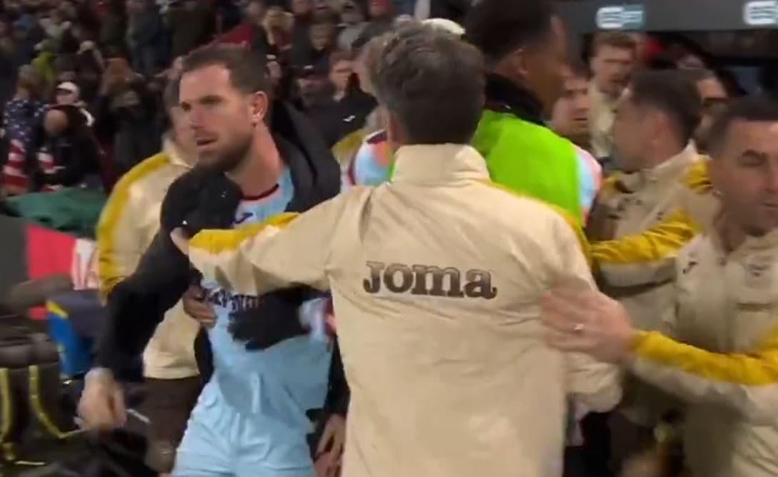 Featured image for Jordan Henderson përfshihet në një përplasje fizike pas ndeshjes (VIDEO)