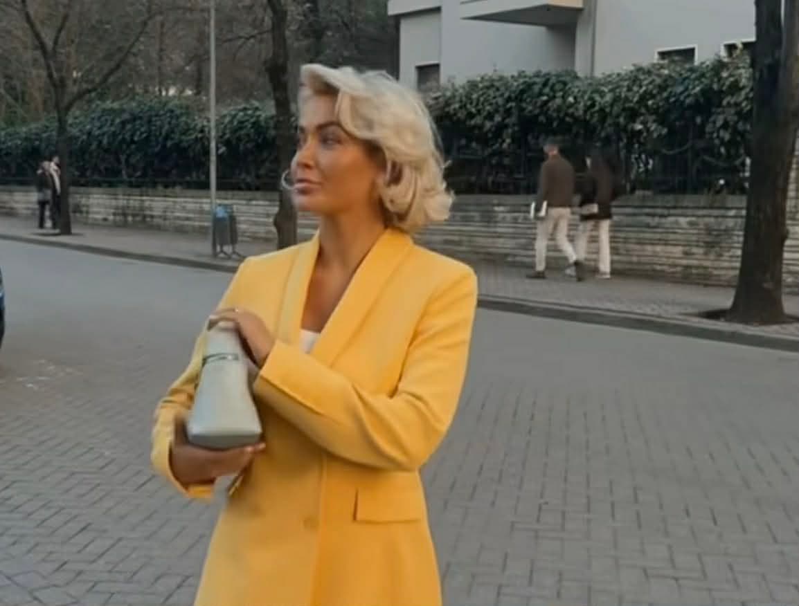 Fustani vishnje në trup i rri për mrekulli, Dolce shkëlqen plot hijeshi! (Foto)