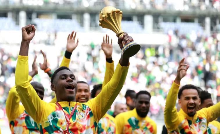 Lojtarët e Senegalit pozojnë me trofeun e Kupës së Afrikës edhe pse ju hoq nga CAF