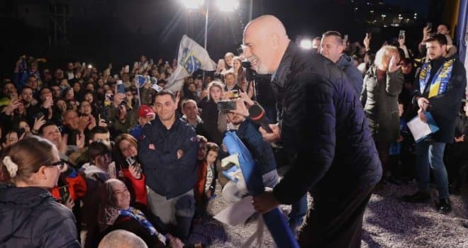 Trajneri i Bosnjës, Sergej Barbarez pritet si ”hero” në qytetin e tij të lindjes, pas kualifikimit në Botëror