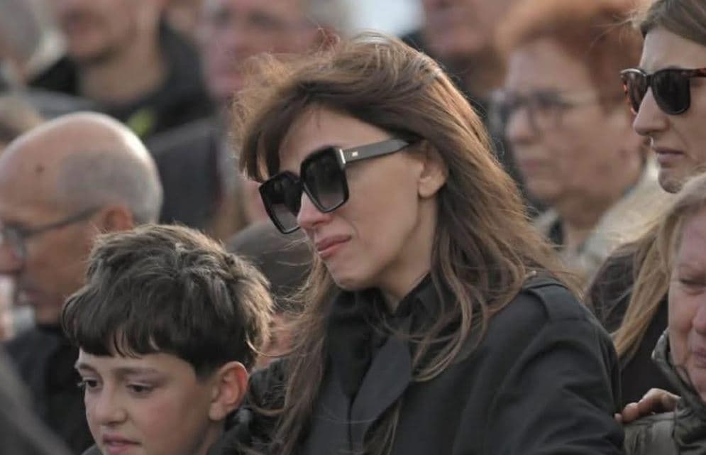 Haxhiu pas varrimit të babait: Do na mungosh pafundësisht, faleminderit të gjithëve që ishit pranë nesh në këto momente të vështira