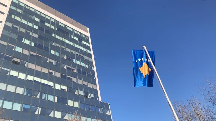 Kosova mes vetëkënaqësisë dhe rrezikut real