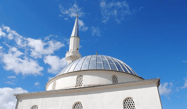 Hajnat në xhaminë e fshatit Mirash në Ferizaj, vidhen para dhe dëmtohen kamerat e sigurisë