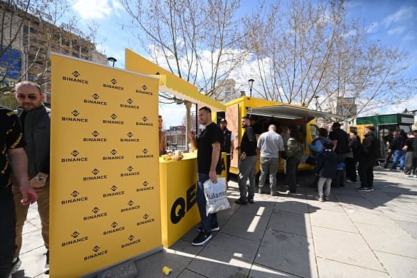 Qebapa, kriptovaluta dhe dhurata, Binance mblodhi mijëra qytetarë përgjatë fundjavës në Prishtinë