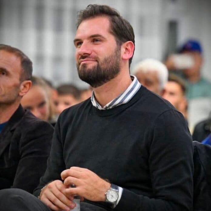 VLEN i merr AKI-së Këshillin Komunal, Amir Idrizi zgjidhet kryetar i ri i Këshillit të Komunës së Sarajit në vend të Iljaz Veselit