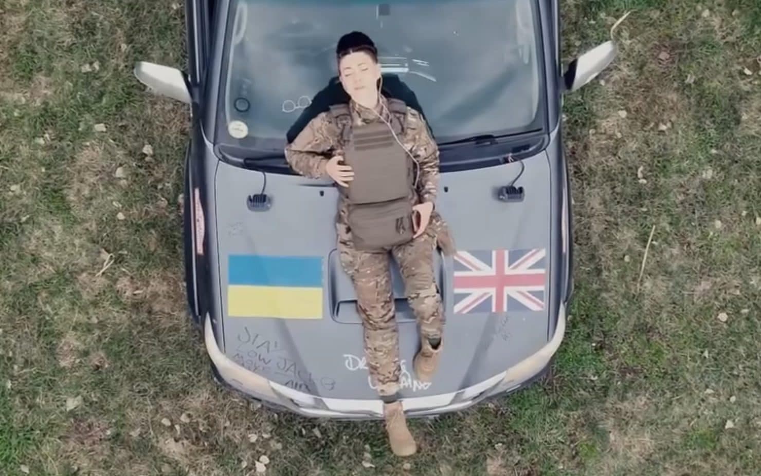 Mjekëve ukrainas që veprojnë në frontin e luftës Dua Lipa ua çon dhuratë një veturë