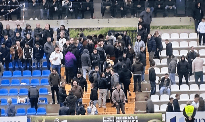 Zbrazet tribuna qëndrore, rifillon ndeshja Ferizaj-Llapi
