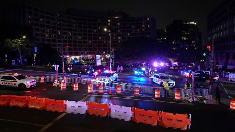 Të shtënat në darkën e gazetarëve – Ngjarja ndodhi në të njëjtin hotel ku Ronald Reagan u qëllua mbi 40 vite më parë