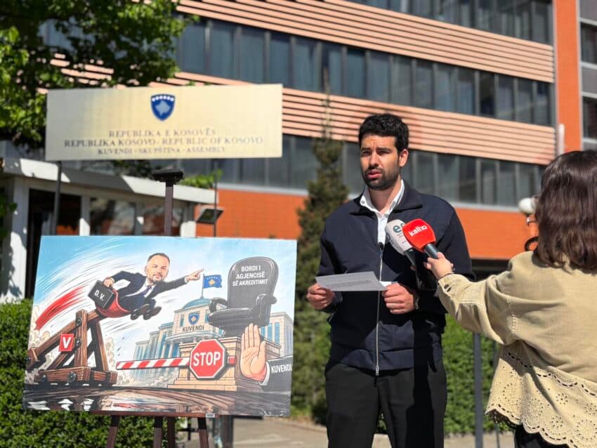 ORCA me aksion simbolik para Kuvendit, Hoxha: Pavarësia e AKA-së të mbrohet me çdo kusht