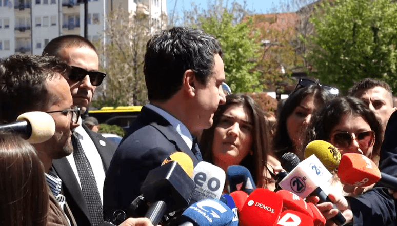 Kurti sërish s’përgjigjet për çështjen e Presidentit, u shmanget pyetjeve të gazetarëve