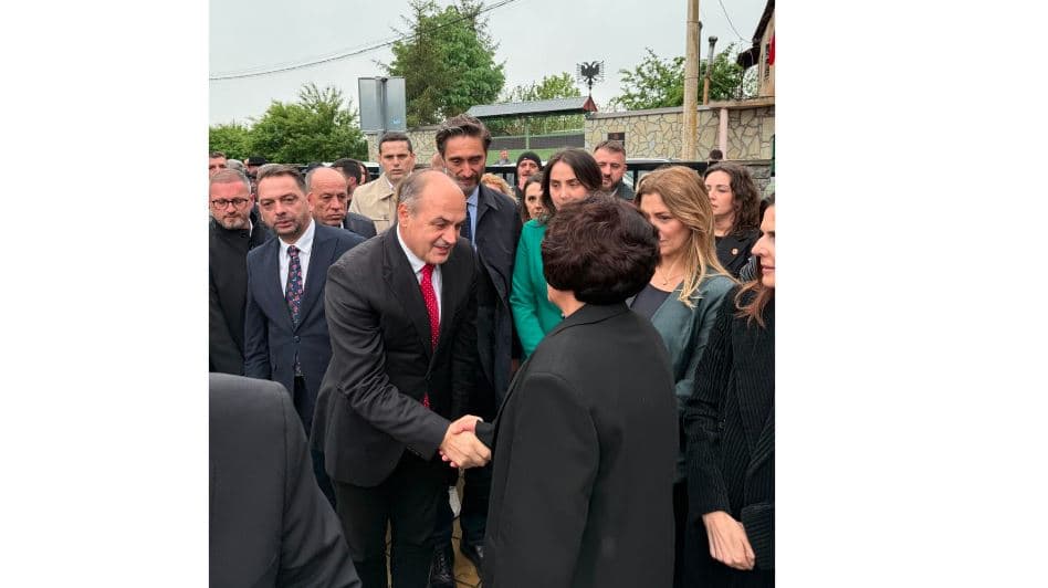 Hoxhaj në Prekaz, kujton Ilaz Kodrën si simbol të qëndresës: Liria ka ardhur me çmim të lartë