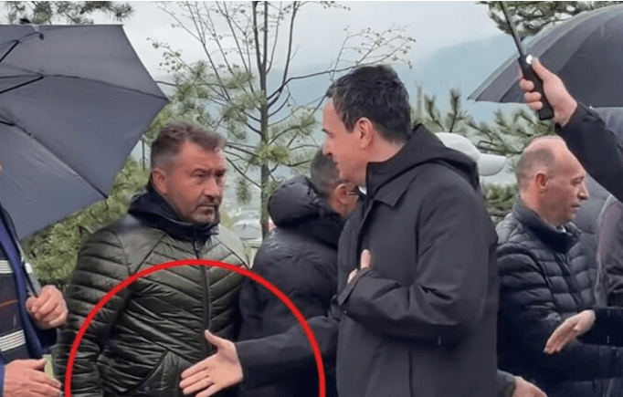 Qytetari nuk ia zgjat dorën Albin Kurtit gjatë homazheve në Gllobar të Drenasit – pamje