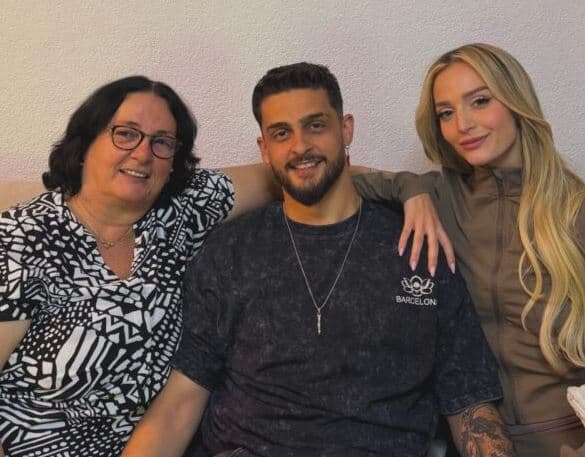 Selin shkon në Istog, pozon bashkë me vjehrrën