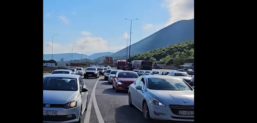 Numër i madh i kosovarëve drejt Shqipërisë, nga sot hy në fuqi marrëveshja pa ndalesa në pikat kufitare