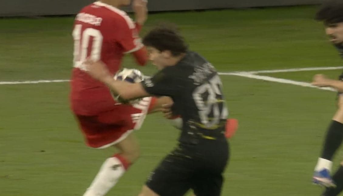 Çmenduri në “Allianz Arena”, Bayerni kërkon penallti – gjyqtari thotë “JO”