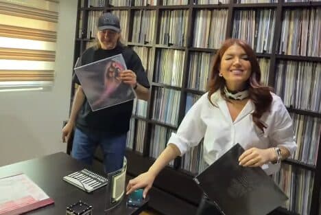 Edona Llalloshi viziton studion e Wirusit në Tetovë, po vjen bashkëpunim i ri muzikor?