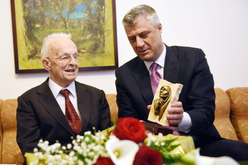 Endrit Thaçi publikon momentin mes Hashim Thaçit dhe Adem Demaçit: “Po e shpall Pavarësinë, po”