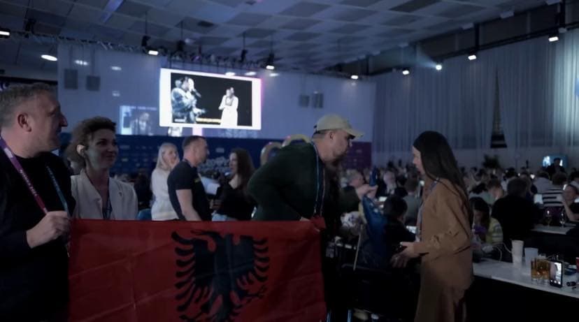 “Ky flamur nuk lejohet këtu”, delegacioni serb në Eurovision tenton ta largoj flamurin e Kosovës, nuk e lejojnë shqiptarët (VIDEO)