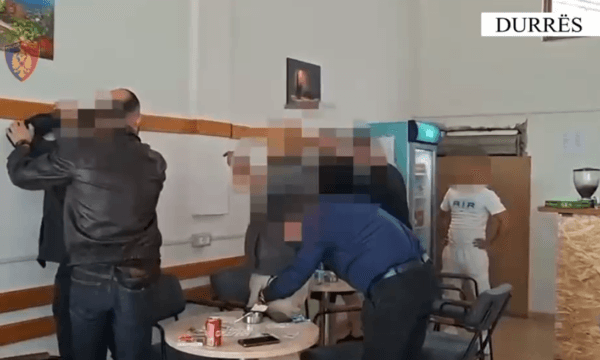 Goditet grupi që shpërndante drogë pranë shkollave në Kavajë, arrestohen 9 persona