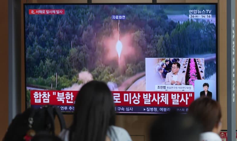 Koreja e Veriut lëshon raketa balistike drejt detit